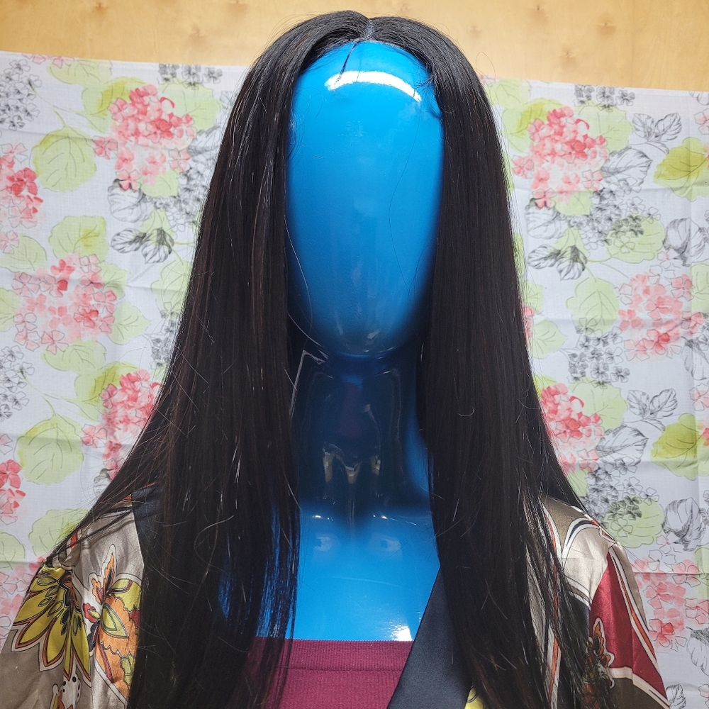 **SOLD**NWOT Dark brown with highlights 28" wig